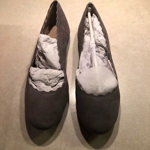 Grey Scallop Edged Flats